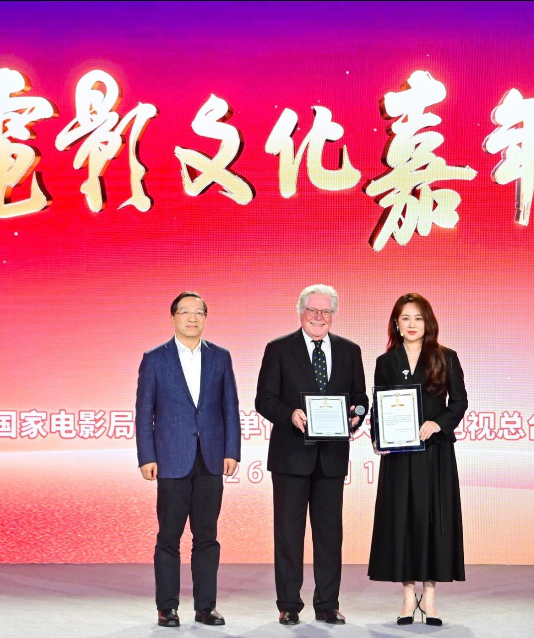 Honoring President of Cairo International Film Festival at Film Culture Carnival in China