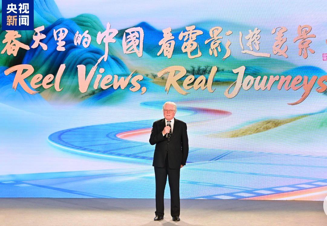 Honoring President of Cairo International Film Festival at Film Culture Carnival in China